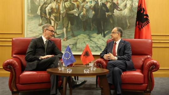 Ambasadori i BE i dorëzon raportin vjetor të KE për Shqipërinë, Begaj: Vendosmëri në përmbushjen e prioriteteve