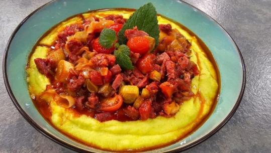 Polenta me salçiçe dhe presh nga zonja Albana