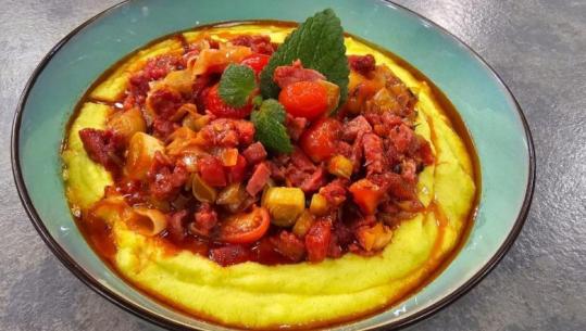 Polenta me salçiçe dhe presh nga zonja Albana