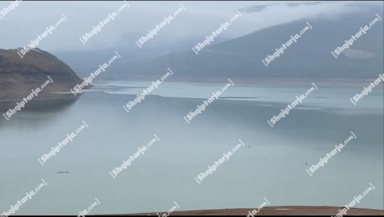 Reshjet e shiut në qarkun e Kukësit/ Rritet niveli i ujit në liqenin e Fierzës, arrin në 296 m (VIDEO)