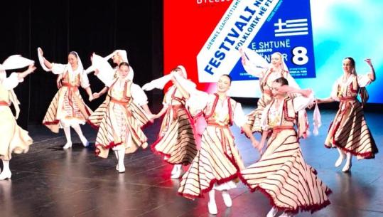 Mbrëmje artistike në Fier me folkloristë shqiptarë e grekë: Popujt bashkohen përmes artit