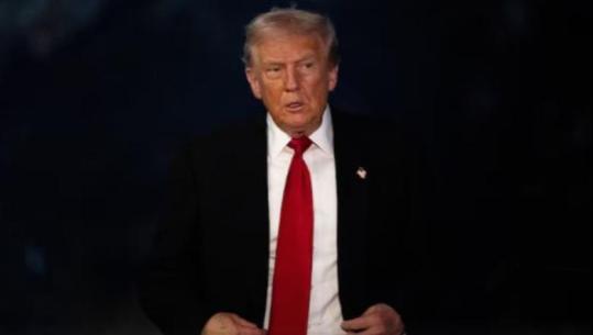 Trump fal Giulianin dhe dhjetëra të tjerë, u përpoqën të përmbysin humbjen e tij në 2020-ën