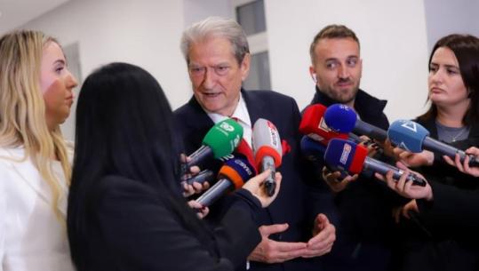 SPAK e thirri për 21 janarin, Berisha e mohon dhe sulmon prokurorin: Nuk kam marrë fletëthirrje, më parë ua çon gazetarëve