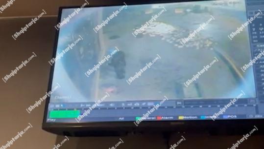 Vlorë/ I vuri flakën mobilerisë, momenti kur autori i maskuar thyen xhamin me çekiç dhe hedh benzinën (VIDEO)