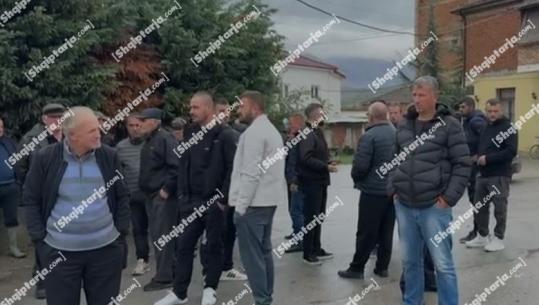 Pogradec/ Sherri në Këshillin Bashkiak, banorët Çërravës në protestë! Kërkojnë lirimin e 27-vjeçarit që u konfrontua me këshilltarin demokrat