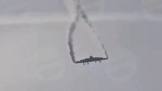 Avioni ushtarak turk me 20 persona thyhet në ajër dhe rrëzohet! Defekt mekanik, bombë në bord apo raketë? (VIDEO)