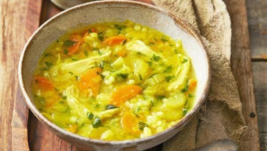 Supë me mish pule dhe perime nga zonja Albana / Ja si të bësh supën më të shijshme