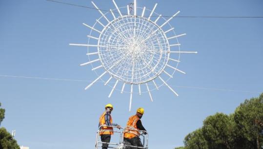 FOTOLAJM/ Pas urdhrit të Veliaj, bashkia e Tiranës nis punën për vendosjen e zbukurimeve për festat e fundvitit
