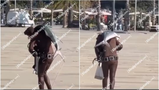 Kapje e rrallë në Vlorë, peshkatari gjuan me shtizë peshkun ton 20 kg (VIDEO)