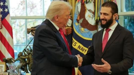 Gjest i papritur i Trump në Shtëpinë e Bardhë, spërkat me parfumin e tij homologun sirian (VIDEO)