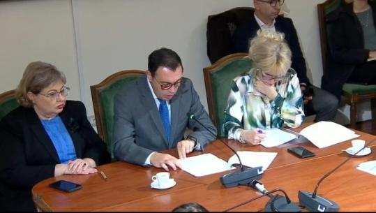 “7 veta në një zyrë si sardele, në një tualet shkojnë 35 gra”, drejtori i Autoritetit të Konkurrencës ankohet në Kuvend! Edhe KLSH kërkon më shumë lekë (VIDEO)