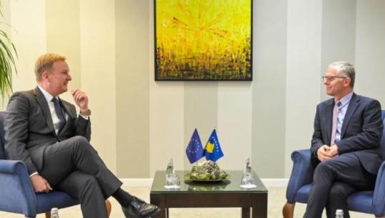 Bislimi i ankohet të dërguarit të BE-së: Serbia nuk pranon pagesat e Kosovës për shqiptarët në Luginë