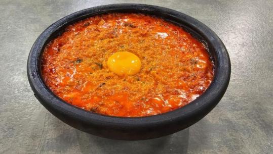 Fërgesë e shpejtë me salcë speci dhe gjizë nga zonja Albana