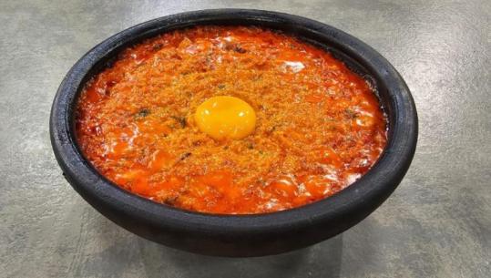 Fërgesë e shpejtë me salcë speci dhe gjizë nga zonja Albana