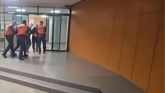 Jepnin para me fajde, arrestohen dy të rinjtë në Elbasan! Dhunuan e kanosën babë e bir që t’iu kthenin lekët