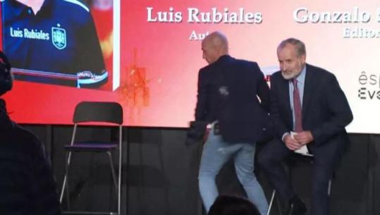 VIDEO/ Puthi futbollisten e Spanjës dhe u pezullua, Luis Rubiales qëllohet me vezë nga xhaxhai i tij në promovimin e librit autobiografik