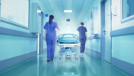 Fier/ Pacienti ndërroi jetë pas neglizhencës së trajtimit në spital, nis hetimi për mjeken