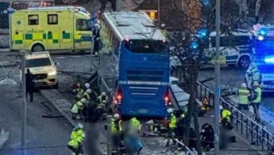 Suedi/ Autobusi përplaset me stacionin në Stokholm, 2 të vdekur dhe 5 të plagosur! Pranga shoferit (VIDEO)