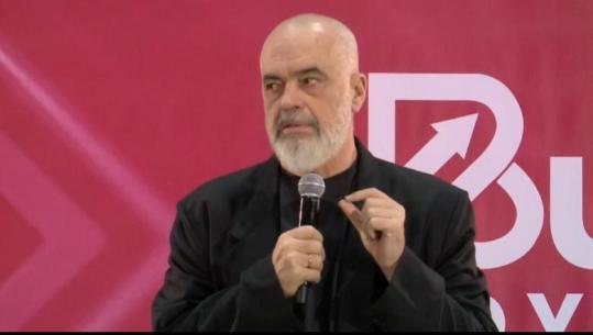 VIDEO/ Rama batuta me qytetarët, lexon komentet në facebook: ‘Poshtë komunizmi’ çfarë idioti! ‘Mbledhje me pleq’, na marrshin të keqen