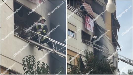 Zjarr në pallatin në Astir, zjarrfikësit shpëtojnë dy fëmijët e vegjël nga ballkoni