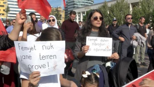 ‘Mos ma prek familjen’, qytetarë e aktivistë në protestë kundër ligjit për barazinë gjinore: Begaj të mos e dekretojë