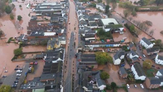 VIDEO/ Stuhia Claudia godet Uellsin, lumi del nga shtrati dhe ‘pushton’ rrugët e banesat