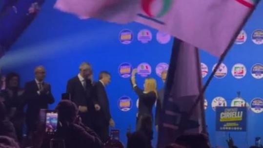 'Kush nuk kërcen është komunist', Meloni bashkohet me korin e qytetarëve (VIDEO)