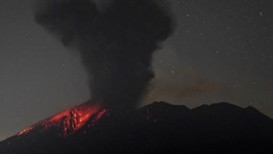 Shpërthen vullkani në Japoni, anulohen dhjetëra fluturime, vala e hirit arrin mbi 4 kilometra lartësi