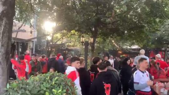 VIDEO/ Nis festa kuqezi, mijëra tifozë mblidhen në Bulevardin 'Dëshmorët e Kombit' para ndeshjes me Anglinë