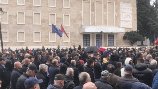 PD nis nesër protestat/ ‘Foltore’ çdo 1 javë para kryeministrisë me figura politike dhe qytetarë për problemet që nuk diskutohen në parlament
