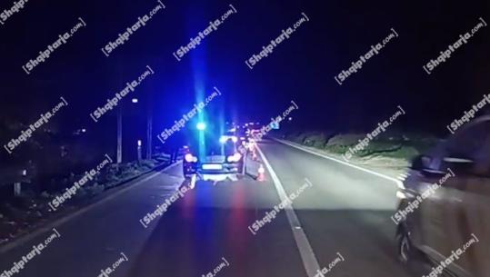 Aksident në aksin Lushnje-Berat, automjeti përplas këmbësoren që po kalonte rrugën, 53-vjeçarja shtrohet në spital (VIDEO)