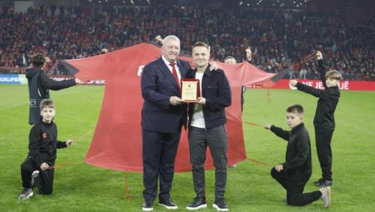 Amir Abrashi tërhiqet nga Kombëtarja mes nderimeve, 51 ndeshje si kuqezi: Dy herë në Europian