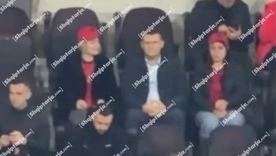 Ndeshja Shqipëri-Angli/ Altin Dumani ndjek përballjen në stadium bashkë me familjarët