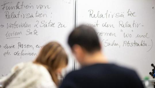 Studimi: Njerëzit që flasin më shumë gjuhë plaken më ngadalë! Çfarë kanë zbuluar shkencëtarët