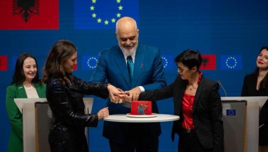 Hapja e grupkapitullit të fundit festohet me tortë në Bruksel! Kos: Vendi i Shqipërisë, në BE! Rama: Përfaqësojmë kombin, ecim para me të njëjtin ritëm