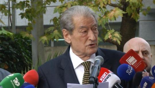 VIDEO/ Pse u fshinë serverat? Berisha zihet ngushtë nga pyetja për 21 janarin: S'i ka kryeministria, por Garda! Është punë e tyre
