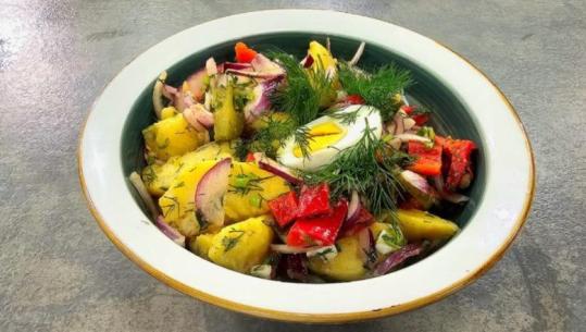 Sallatë me patate të ziera nga zonja Albana 