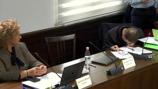 VIDEO/ Braçe pyet ministrin e bujqësisë për skemën e TVSH-së në bujqësi: Pupu këta se dinë fare, pfff një tmerr (mbështet kokën në tavolinë)