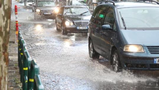 Moti i keq, inxhinierë e specialistë dalin në terren në Fier! Rrezik për përmbytje