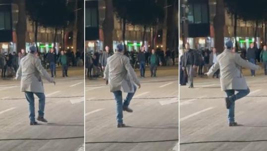 VIDEOLAJM/ Protesta e opozitës ‘nis’ me këngë e valle, simpatizanti feston me muzikë në bulevard