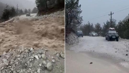 Moti i keq ‘nis’ dëmet në Shkodër, 5 automjete bllokohen në aksin Breg Lumi – Theth