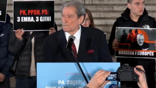 Protestuesit fyhen nga vonesa e Sali Berishës, e presin ‘vakët' dhe pa ovacione! Fjalimi ‘refren’ nuk ngjall reagime