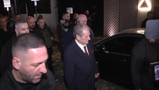 Berisha del nga banesa për t’iu bashkuar protestës para Kryeministrisë