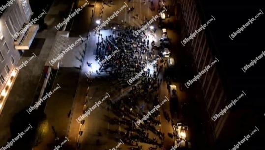 FOTO/ ‘U shkri PD, qenkan mbledh komshinjtë e Saliut’, Berisha replikon me komentuesin pas protestës: Sukses i foltores së parë