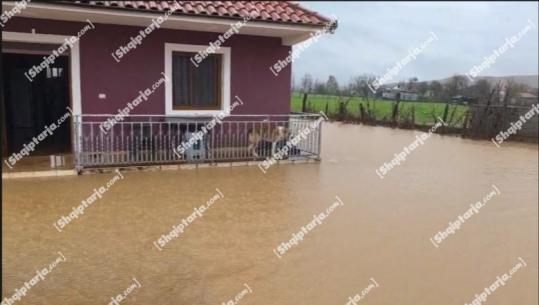 Moti i keq/ Reshjet e dendura bllokojnë rrugët në Mat, uji futet në banesa! Evakuohet një familje në Baz (VIDEO)