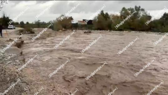 Shembet rruga kryesore e fshatit Shpërdhet në Kurbin, rreth 80 familje mbeten të izoluara