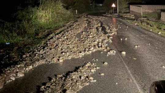 Gjirokastër/ Reshjet e dendura bllokojnë rrugën hyrëse në Libohovë, probleme në qarkullimin e automjeteve