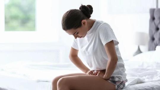 Nutricionistët paralajmërojnë: Ky ushqim para gjumit ju shkakton fryrje dhe lodhje në mëngjes