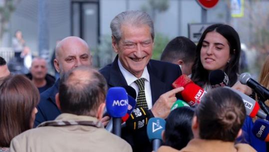 Pyetet 2 orë për 21 janarin/ Berisha i hutuar pasi del nga SPAK, ngatërron datën e krimit shtetëror dhe sulmon Dumanin (VIDEO)