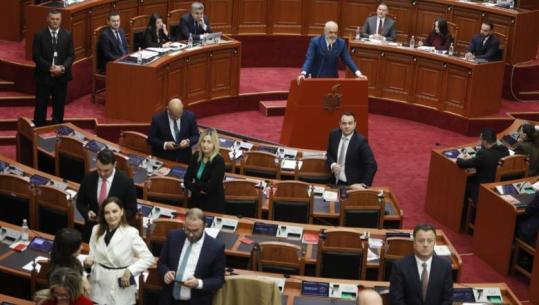 Opozita i kthen shpinën, Rama në Kuvend: Me faqe për muri iu pafsha! 50 mln € i Llogarasë, si 450 mln € i inceneratorit! Në rrugë po tkurreni